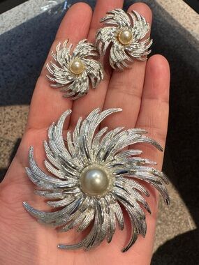 Vintage Sarah Coventry 1960s "Silvery Sunburst" Brooch and clip-on earrings set